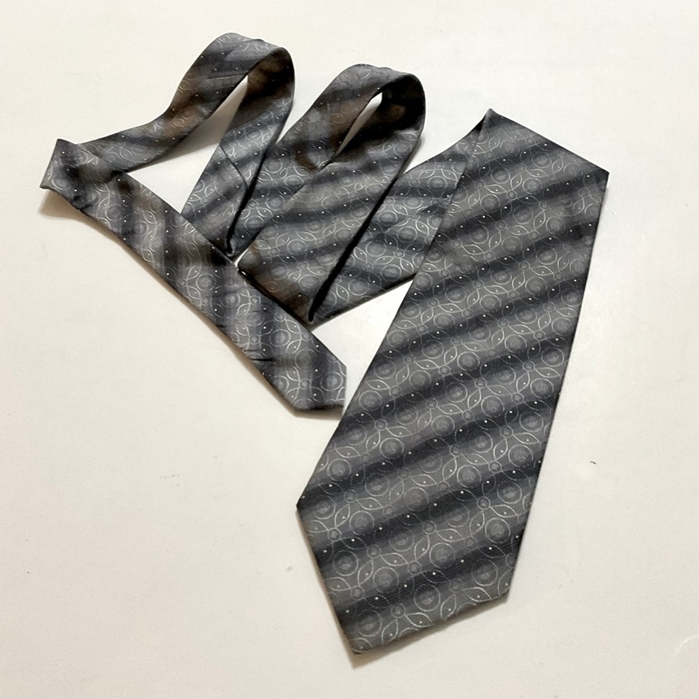 Fendi men's tie, gray with print, 100% silk. Made in Italy.